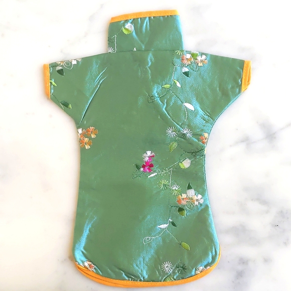 NWT. Wine Bottle Cover: Chinese Silk Brocade with Embroidery Lady's Green Gown. - Picture 2 of 4